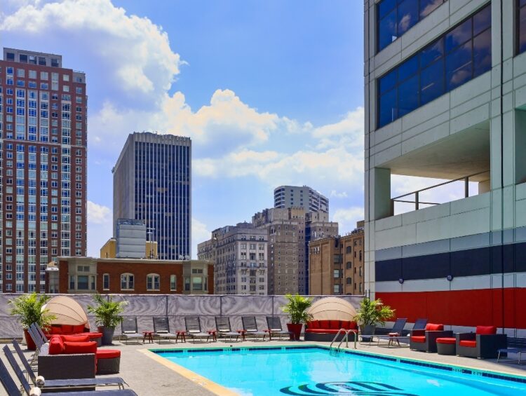 Philadelphia hotels with a pool